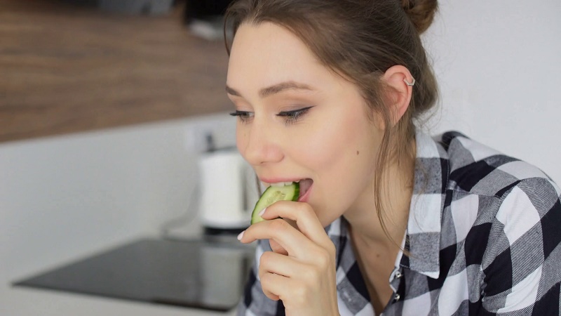 Mengonsumsi Mentimun Banyak Manfaatnya, Salah Satunya Untuk Kesehatan Ginjal